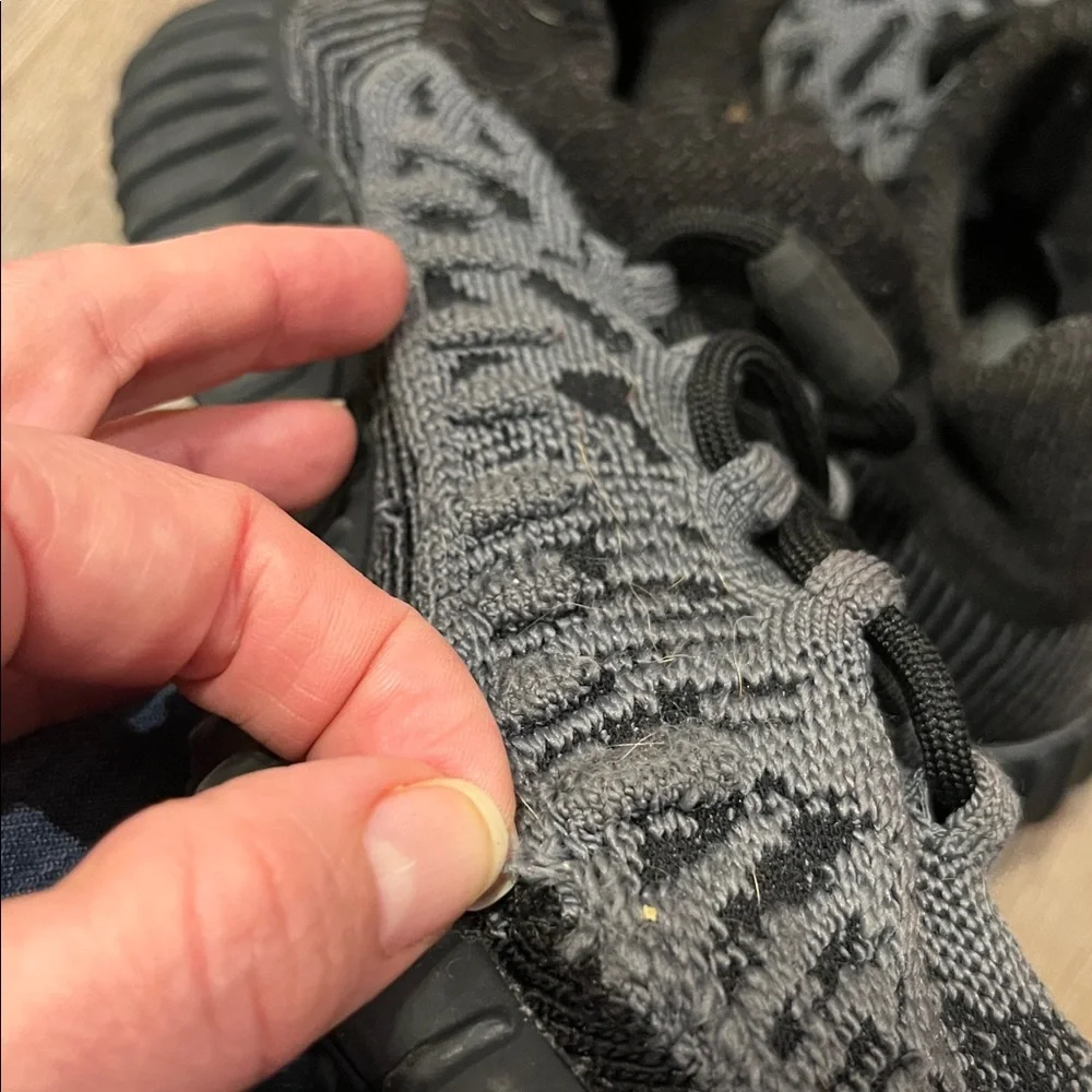 Adidas Yeezy boost 350 v2’s size 6 1/2